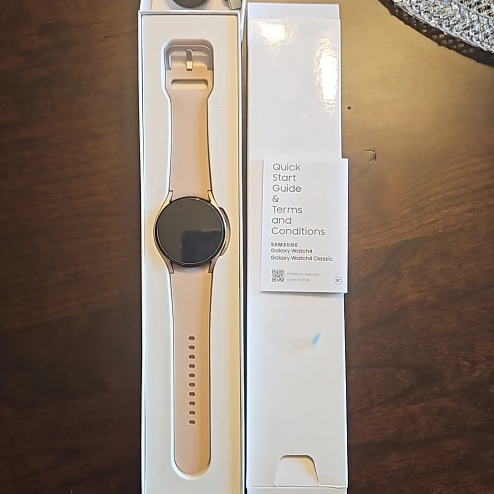 Samsung Galaxy Watch4 Aluminum Smartwatch 40mm LTE Gold - Picture 2 of 12